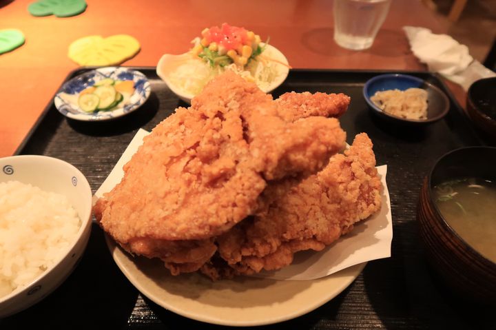 食堂の食卓は仕切り板の学生を分けて食事 食堂の食卓は仕切り板の学生を分けて食事 （食堂の食卓は仕切り