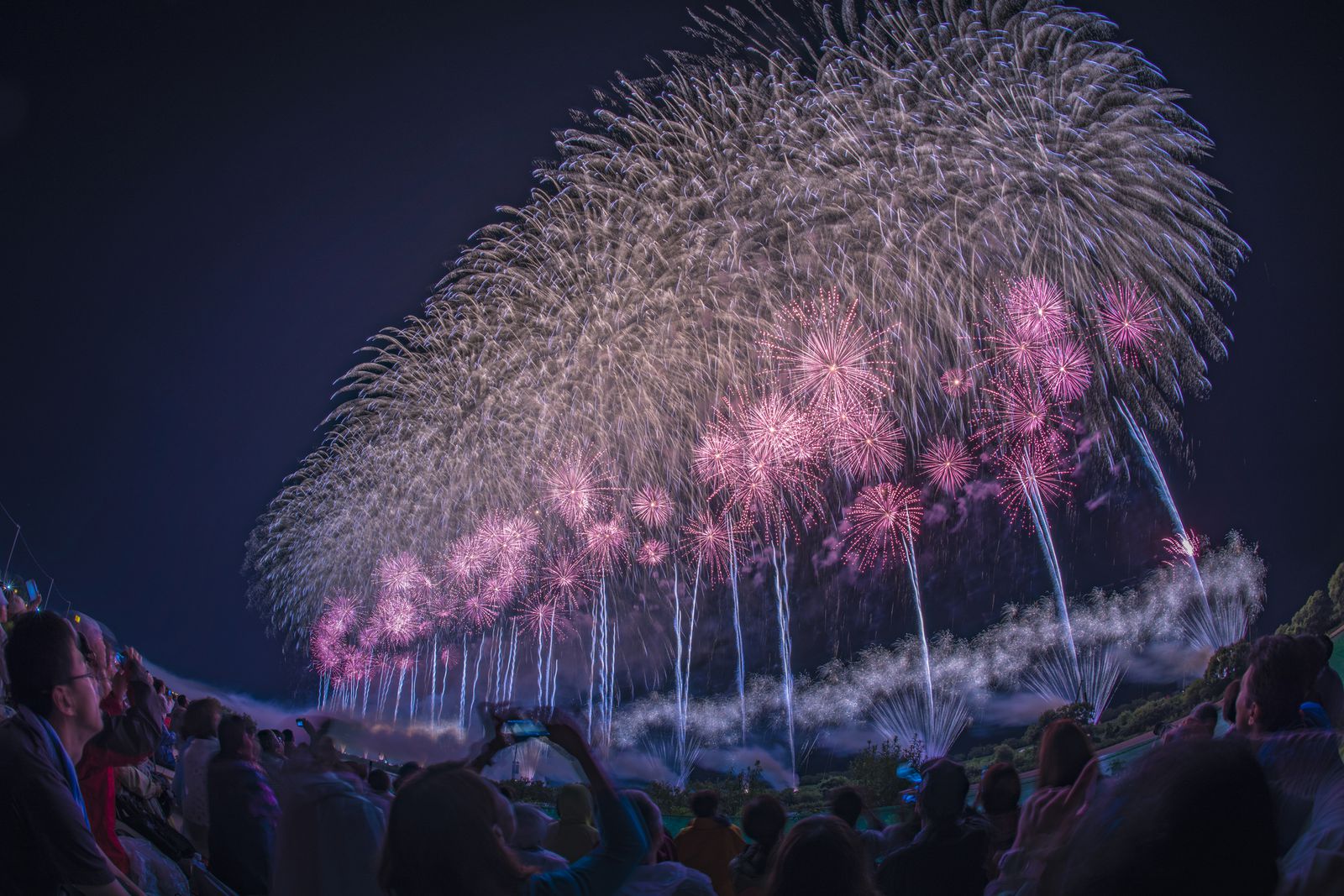 終了 秋の夜空を彩る絶景 秋田県大仙市で 大曲の花火 秋の章 が今年も開催 Retrip リトリップ