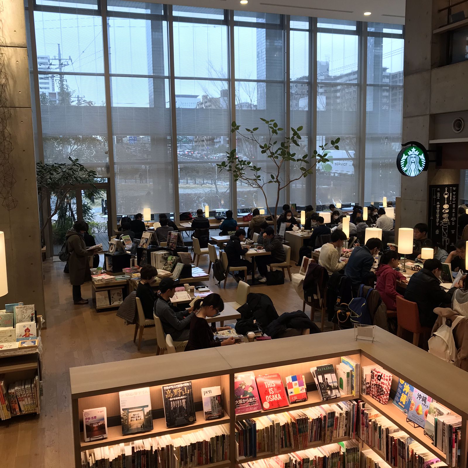 スターバックスコーヒー 蔦屋書店 海老名市立中央図書館店 Retrip リトリップ