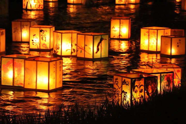 大切なあの人と見たい 日本国内で観られる光の絶景 灯篭流し 10選 Retrip リトリップ
