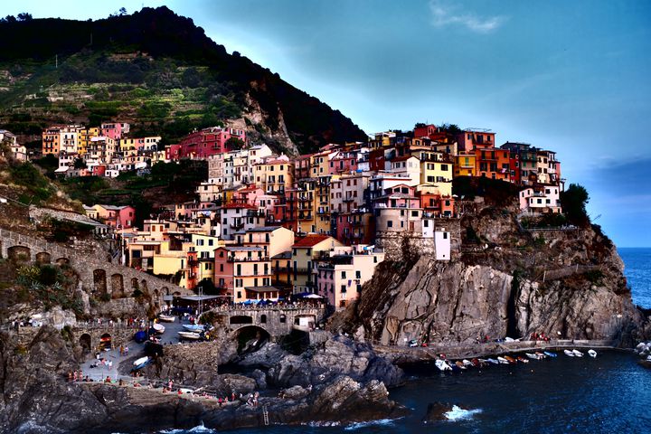 まるでおとぎ話の世界！イタリアのカラフルな崖の上の村「マナローラ」とは