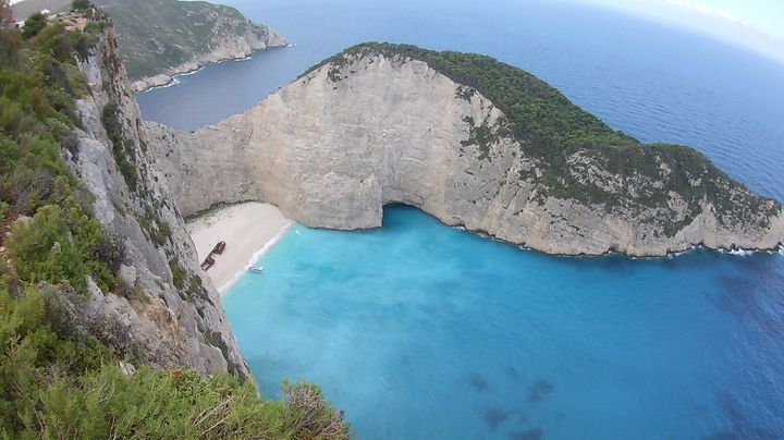 船が宙に浮く奇跡の絶景 ギリシャ ナヴァイオビーチ が圧巻の美しさ Retrip リトリップ