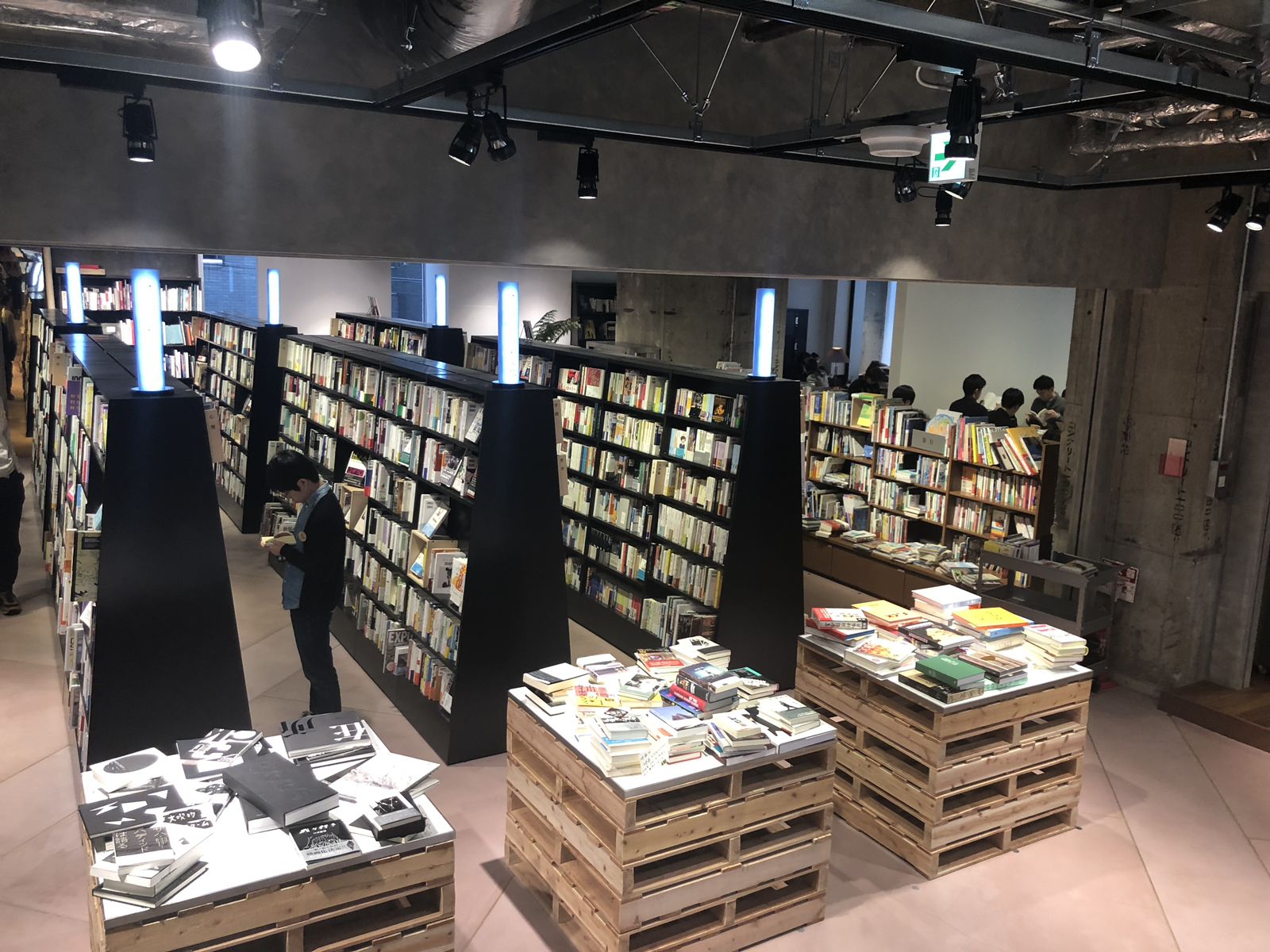 6枚目の画像 素敵な本との新しい出会いを 東京都内でゆっくり読書を楽しめる一風変わった本屋7選 Retrip リトリップ