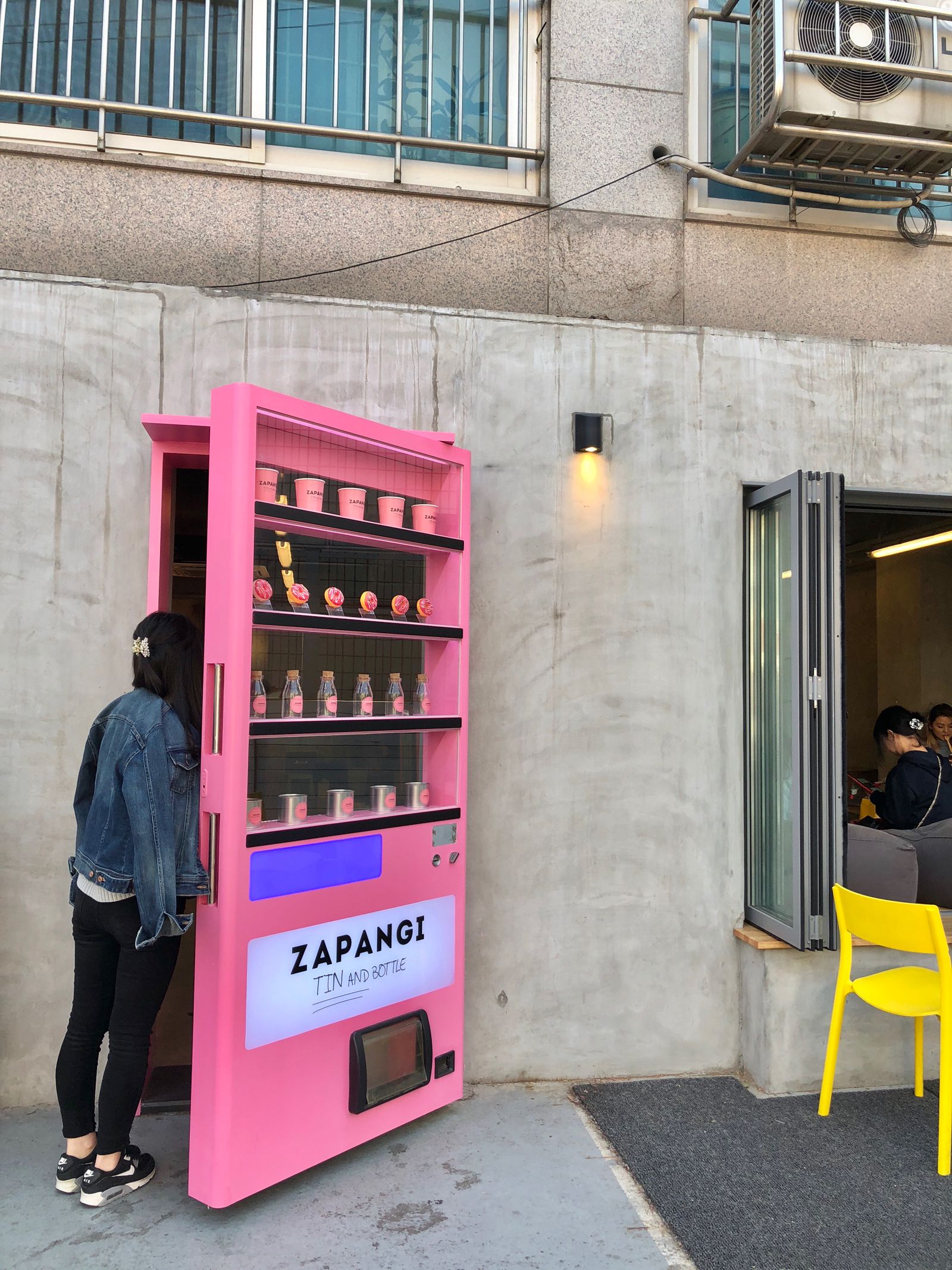 ピンクの自販機が入り口 ソウルの新たな人気カフェ Zapangi が可愛すぎる Retrip リトリップ