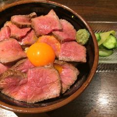 分厚いローストビーフ丼 神田 日本橋 肉友 のローストビーフ丼が気になる Retrip リトリップ