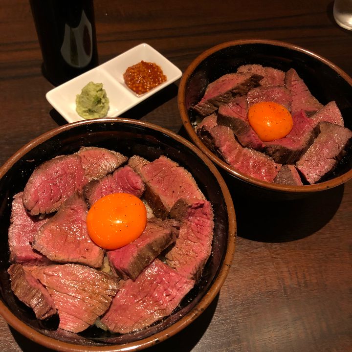 肉厚すぎるローストビーフ丼 日本橋の 肉友 で絶品飯をいただく Retrip リトリップ