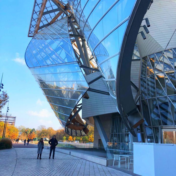 森の中で楽しむ現代アート。パリの「ルイ・ヴィトン美術館」が美しすぎ