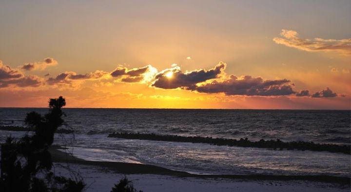 日本海に沈む夕陽を眺めながら。新潟県の“瀬波温泉”の温泉施設7選