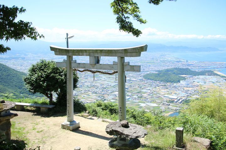 天空の鳥居が聳え立つ 香川県にある 高屋神社 が神秘的すぎる Retrip リトリップ