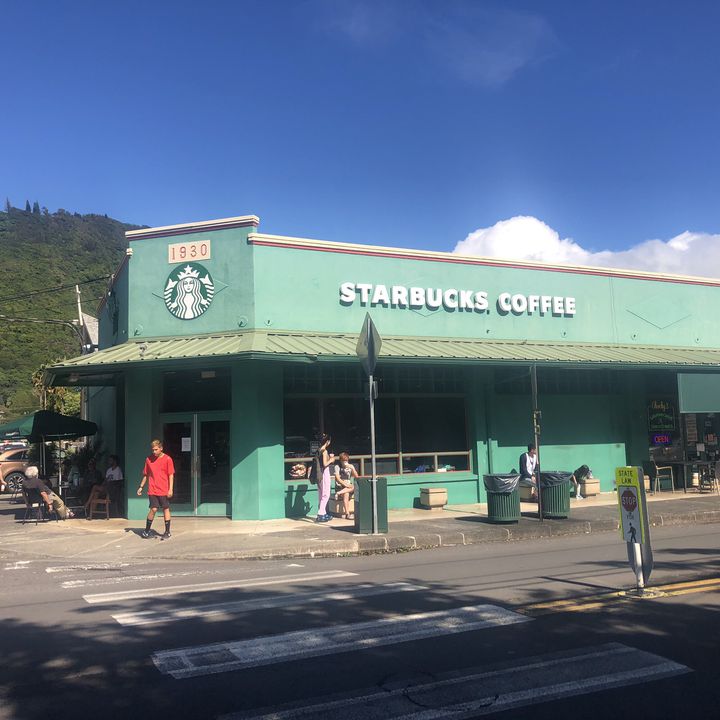 虹の街マノアで発見！ホノルルで話題の“緑のスターバックス”がフォト