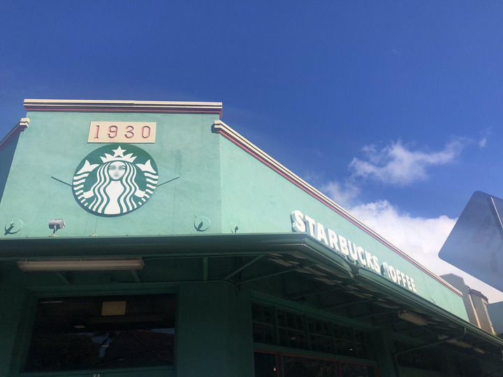 虹の街マノアで発見！ホノルルで話題の“緑のスターバックス”がフォト