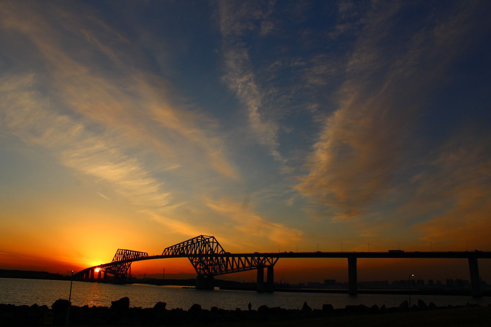 夕焼けの遠景 ここでしか味わえないものがある。秋を彩る夕焼けスポット集 | RETRIP