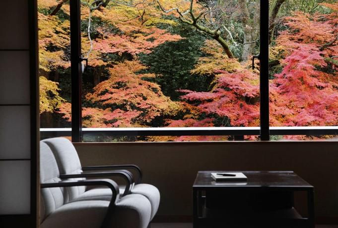 これぞ最高の秋の贅沢。日本全国の“紅葉が楽しめる絶景宿”13選