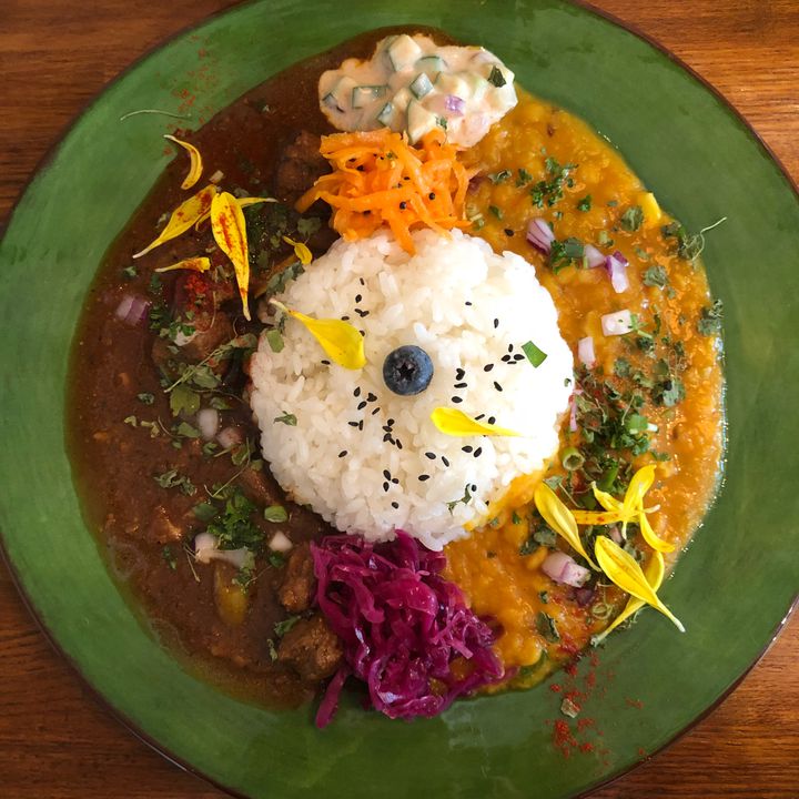 たった5席の隠れ家でいただく。吉祥寺「ピワン」のあいがけカレーが