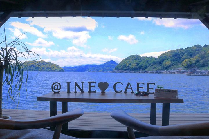 伊根湾を望む絶景カフェで話題!京都「INECAFE」でくつろごう | くふうトリップ