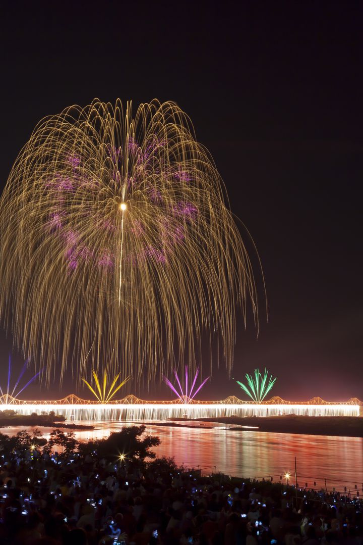 終了】日本三大花火の一つ！圧倒的なスケールを誇る新潟「長岡の花火 ...