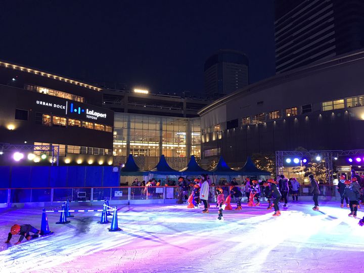 【冬季限定】氷の上を滑らかに。東京近郊で楽しめる“屋外アイススケート場”まとめ