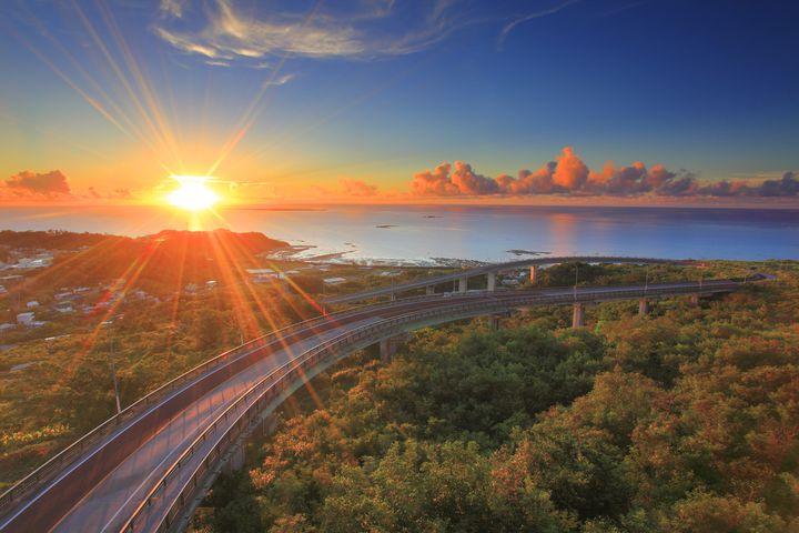 よそ見運転に注意！沖縄の絶景ドライブができる“美しすぎる橋”7選