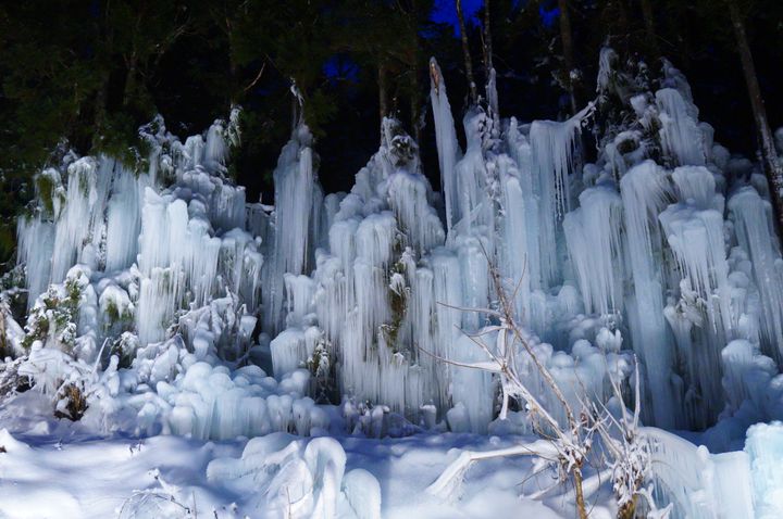 【終了】氷のカーテンを美しく照らす。岐阜・福地温泉にて「青だるライトアップ」開催